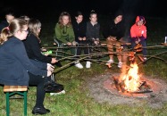 Nocne rozmowy między regałami